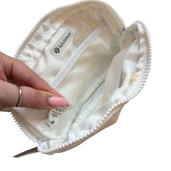 Lululemon Everywhere‎ Belt Bag Solid White Sporty Fanny Pack Travel  Gym Walking - Picture 3 of 7